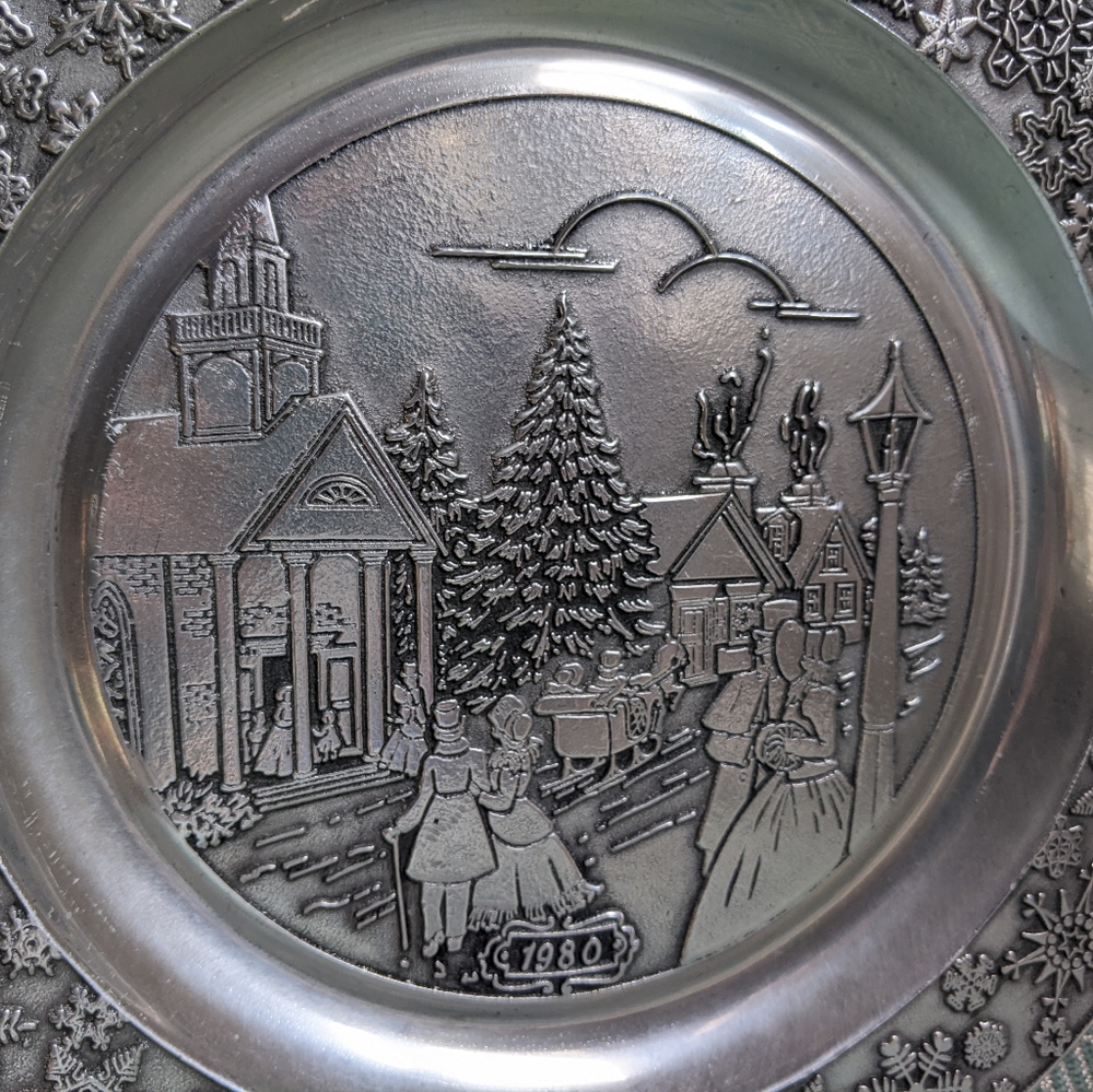 Wilton 1980 Christmas Plate with Snowflake Border - Picture 3 of 8